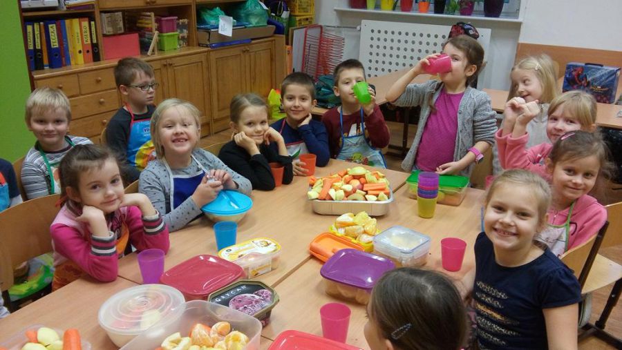 Dzieci przygotowują sałatki