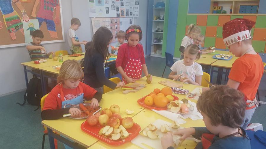 Dzieci kroją owoce i warzywa
