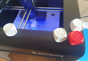 Cztery kostki na drukarce 3D.