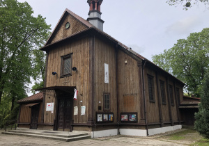 Drewniany budynek kościoła.
