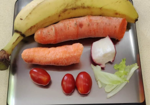 Warzywa i owoce na wadze.