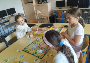 Trzy uczennice grają w grę.