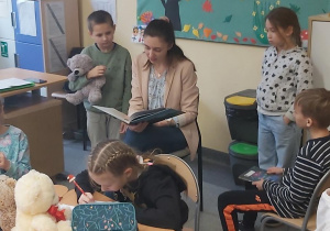 Pani Natalia czyta uczniom