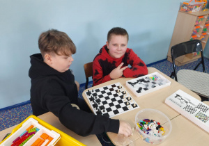 Dwaj chłopcy grają w szachy