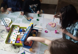 Dzieci malują farbami