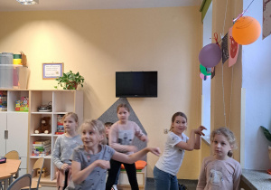Dziewczynki tańczą układ choreograficzny