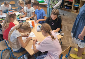 Uczniowie klas trzecich kolorują