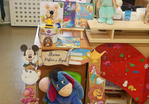 Biblioteka szkolna - wystawa z okazji Dnia Postaci z Bajek