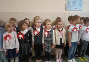 Uczniowie klas 1 - 3 śpiewają hymn.