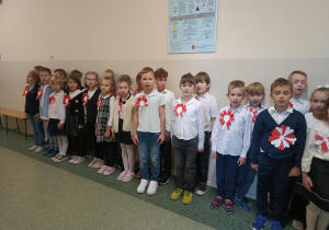 Uczniowie SP122 śpiewają hymn.