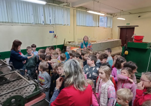 Uczniowie SP122 zwiedzają Fabrykę Bombek.