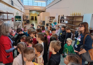 Grupa uczniów zwiedza fabrykę.