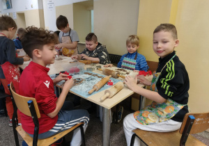 Uczniowie wykrawają pierniczki.