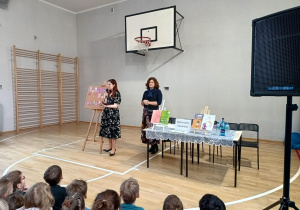 Pani Natalia i Pani Katarzyna rozmawiają z uczniami klas młodszych