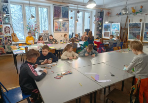 Uczniowie z IIA ozdabiają zakładki do książek