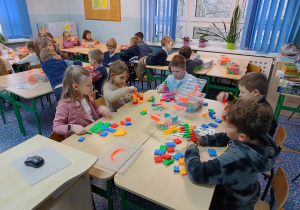 Chłopcy i dziewczynki z IIa budują z kolocków