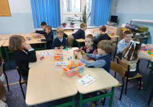Uczniowie z IIa budują z kolocków