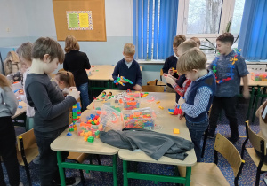 Uczniowie z IIa budują