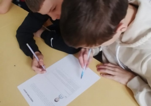Uczniowie rozwiązują zadanie w parze.