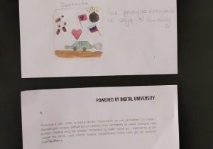 Dwie prace pisemne na ławce.