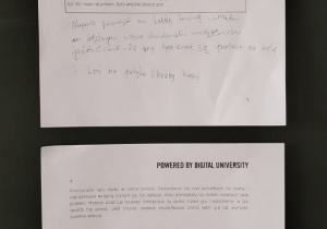 Dwie prace pisemne na ławce.