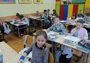 Grupa uczniów z 2a tworzy prace plastyczne.