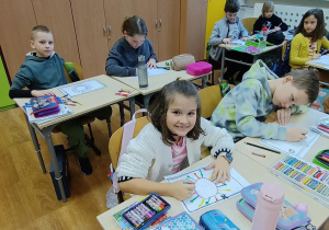 Chłopcy i dziewczynki z klasy 2a wykonują pracę plastyczna.