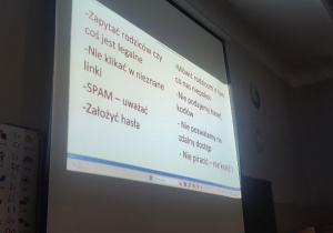 Rzutnik na którym wypisne są rady dotyczące bezpiecznego korzystania z sieci.
