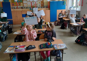 Uczniowie klasy 3a przy pracy - dziewczynka prezentuje reklamę mydła.