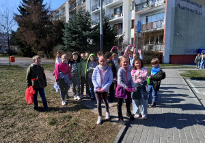 Uczniowie z 2a wracają do szkoły po Galantym sprzątaniu.