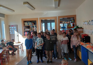 Grupa uczniów z klasy 3 recytuje wiersz.