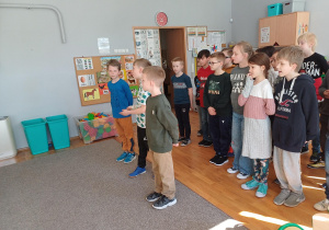 Grupa uczniów z klasy 3 z wizytą w przedszkolu.