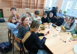 Duża grupa dzieci przy stole.