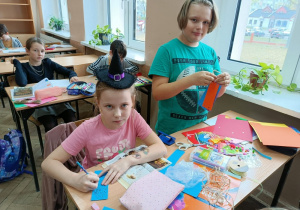 Uczniowie w trakcie wykonywania pracy plastycznej.