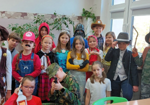 Duża grupa dzieci przebranych za postaci z bajki.