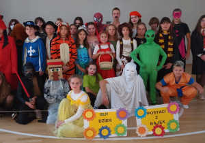 Duża grupa dzieci przebranych za postaci z bajki.