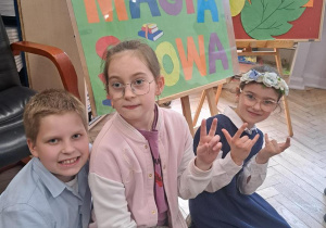 Uczniowie klas młodszych uczestniczący w konkursie.
