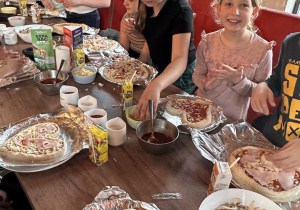 Grupa uczniów 3b komponuje pizze