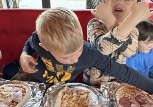 Uczniowie przygotowują pizze