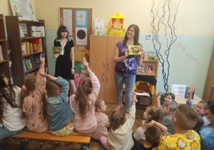 Pani Grażyna Goszczyńska-Bruzik z grupą uczniów