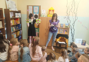 Pani Grażyna Goszczyńska-Bruzik czyta uczniom książkę