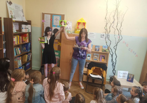 Pani Grażyna Goszczyńska-Bruzik czyta uczniom swoją książkę