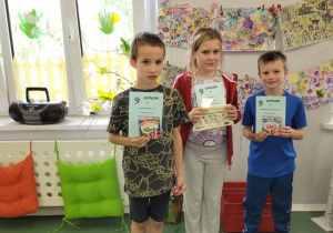Uczniowie z klas młodszych z dyplomami