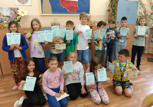 Grupa uczniów z klasy 2a z dyplomami