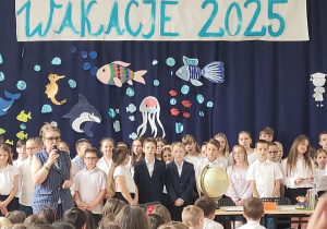 Pani Dyrektor przemawia do grona uczniów