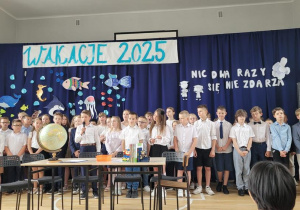 Ucziowie klas 3 podczas przedstawienia