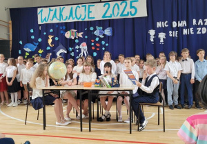 Grupa uczniów podczas przedstawienia