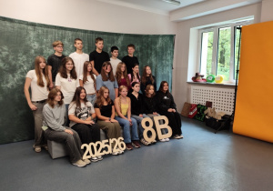 Klasa ustawiona do zdjęcia klasowego.