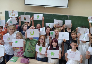 Duża grupa dzieci prezentuje swoje prace.