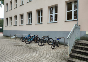 Rowery przypięte do nowych stojaków.